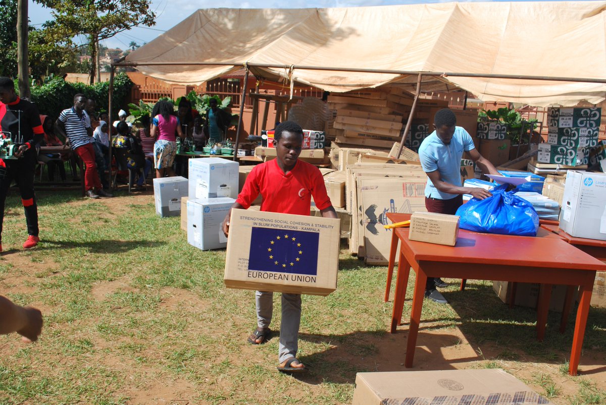 IOM_Uganda's tweet image. IOM with funding from the European Union @EuinUganda delivers small business startup (SBS) kits to industrious youths like 19-year-old Frank Mukhuye who live in the slums of Katwe, Kisenyi, Kabalagala, and Bwaise. Say no to violence #BeeraClear @PoliceUg @UNinUganda @AFFCAD