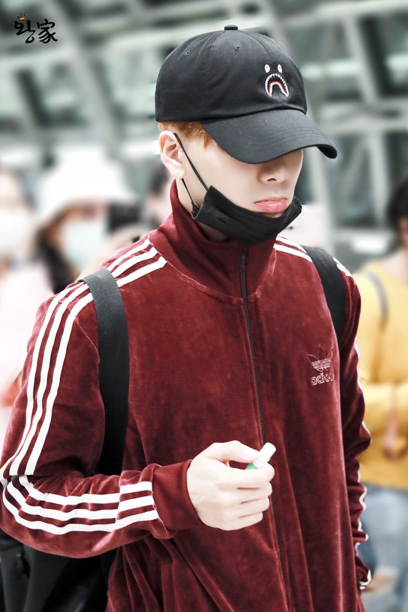 pepi_ft's tweet photo. ทำเป็นเล่นไปนะ รื่องยาดมอ่ะ ดมบ่อยๆมันติดจริงนะ นี่ก็เป็นคนนึงที่ติดยาดมมีครอบครองทั้งหมด 5 อันติดไว้ตามกระเป๋าต่างๆ กระเป๋าไปเที่ยว กระเป๋าดินสอ กระเป๋าไปทำงานบลาๆ ดมจนเยื่อบุโพรงจมูกอักเสบอ่ะแจ็คอย่าดมบ่อยพี่เป็ดห่วงแต่ต้องยอมรับว่าดมแล้วสดชื่นจริงๆดูมีพลัง
#GOT7 
#JacksonWang https://t.co/HWlH2aNIIW