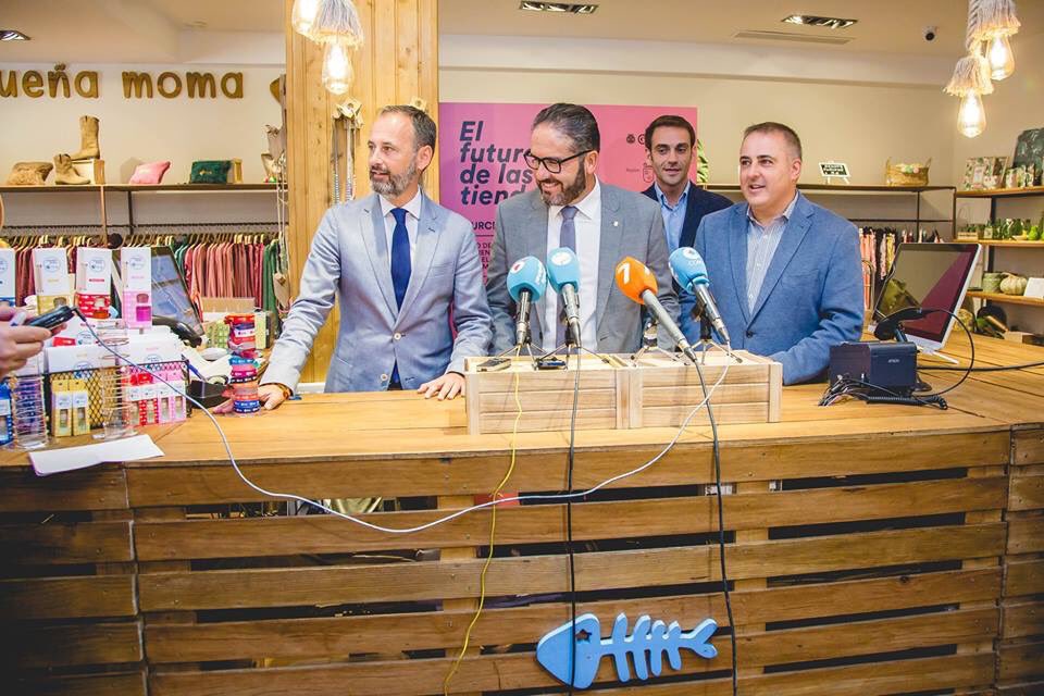 PequenaMoma's tweet photo. Muchísimas gracias a la @regiondemurcia @camaramurcia 
@PacoAbrilR @jacello y #MiguelLopezAbad por contar con #PequeñaMoma para presentar este evento tan importante en la #Región sobre la digitalización del retail @MurciaShopsForo tan necesario para el #comerciominorista https://t.co/L1DGFCDJJT