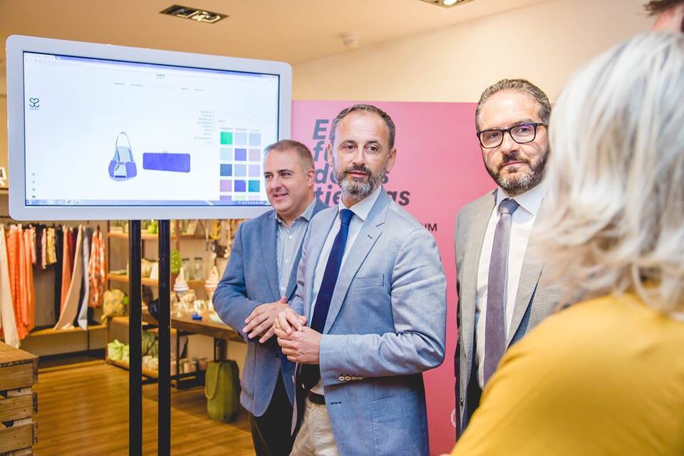 PequenaMoma's tweet photo. Muchísimas gracias a la @regiondemurcia @camaramurcia 
@PacoAbrilR @jacello y #MiguelLopezAbad por contar con #PequeñaMoma para presentar este evento tan importante en la #Región sobre la digitalización del retail @MurciaShopsForo tan necesario para el #comerciominorista https://t.co/L1DGFCDJJT