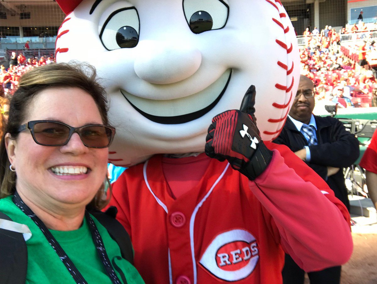 LPoffenberger's tweet photo. FHSD 7-12 Orchestra Students played the "Star Spangled Banner" @ the Reds game on Saturday, September 29, 2018!  They were awesome!! https://t.co/Yle5QM6CZP