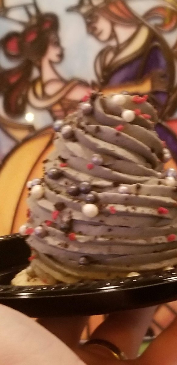 Mousekemoms's tweet photo. I took their advise and tried the #graystuff or is it #greystuff. Either way is was #deliciousfood Some may want to live in the #castle but I want the Red Rose Tavern in @DisneylandToday . #love #BeautyAndTheBeast https://t.co/tH10ndWXTA
