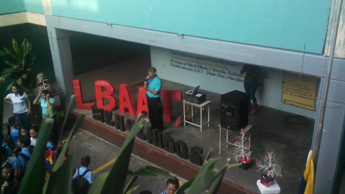 CarlaRamirezH's tweet photo. De vuelta a clases!! Hoy inician una nueva aventura de conocimientos 📝 los estudiantes de @laatbarinas Inicio de año escolar 2018-2019 @cbitaat @cpsetBarinas @vane_prieto https://t.co/JY9ejagGVb