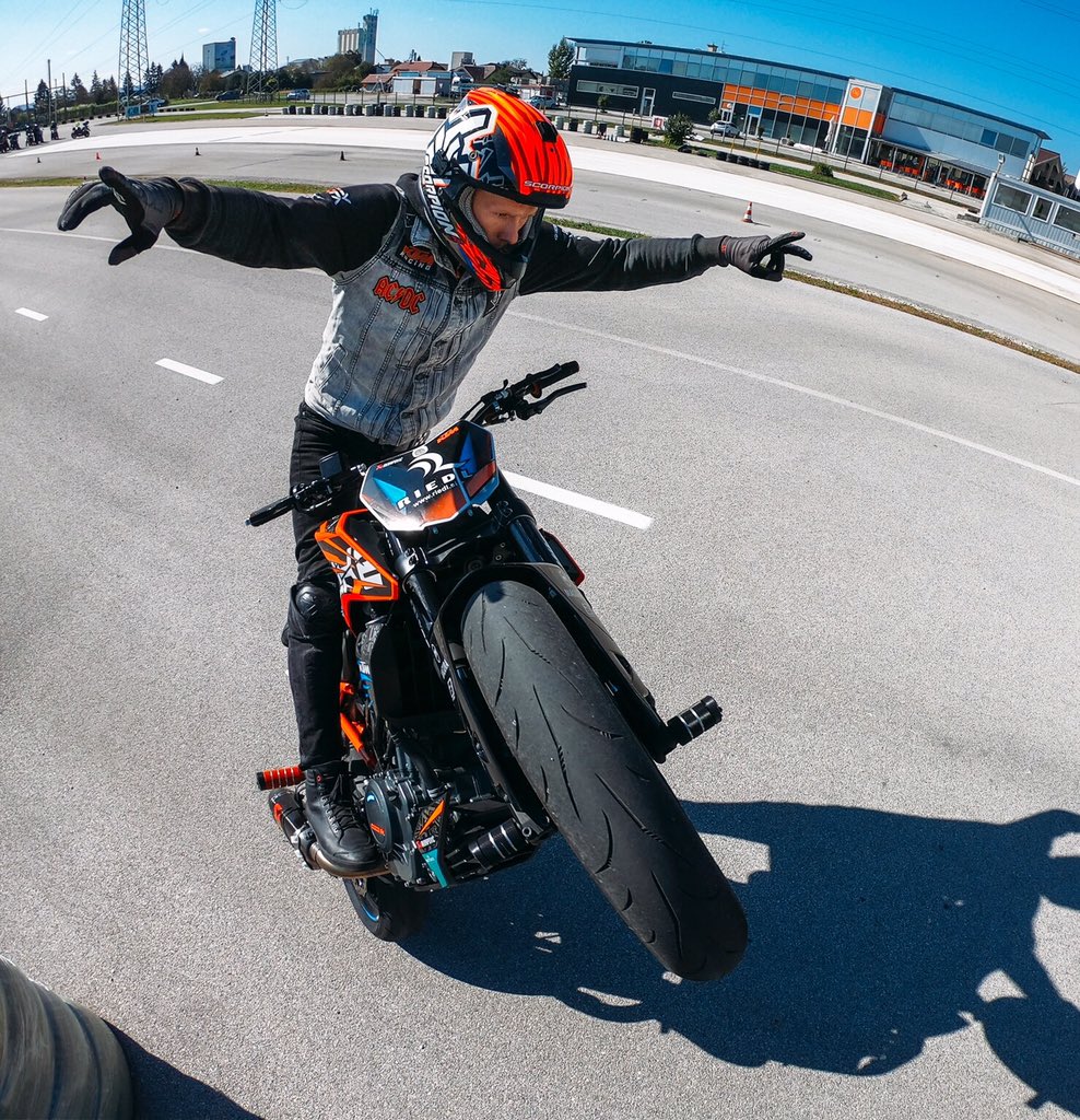 Footbrake level unlocked, get ready for tons of new NO-hander tricks 🤘😀🤘
📸 with @gopro Hero7
@RokBagorosParts @myAkrapovic @ScorpionExo @KTM_UK @magura_official @FranceStunt @JJuanbrakes @TCXBoots @FunkitMarketing