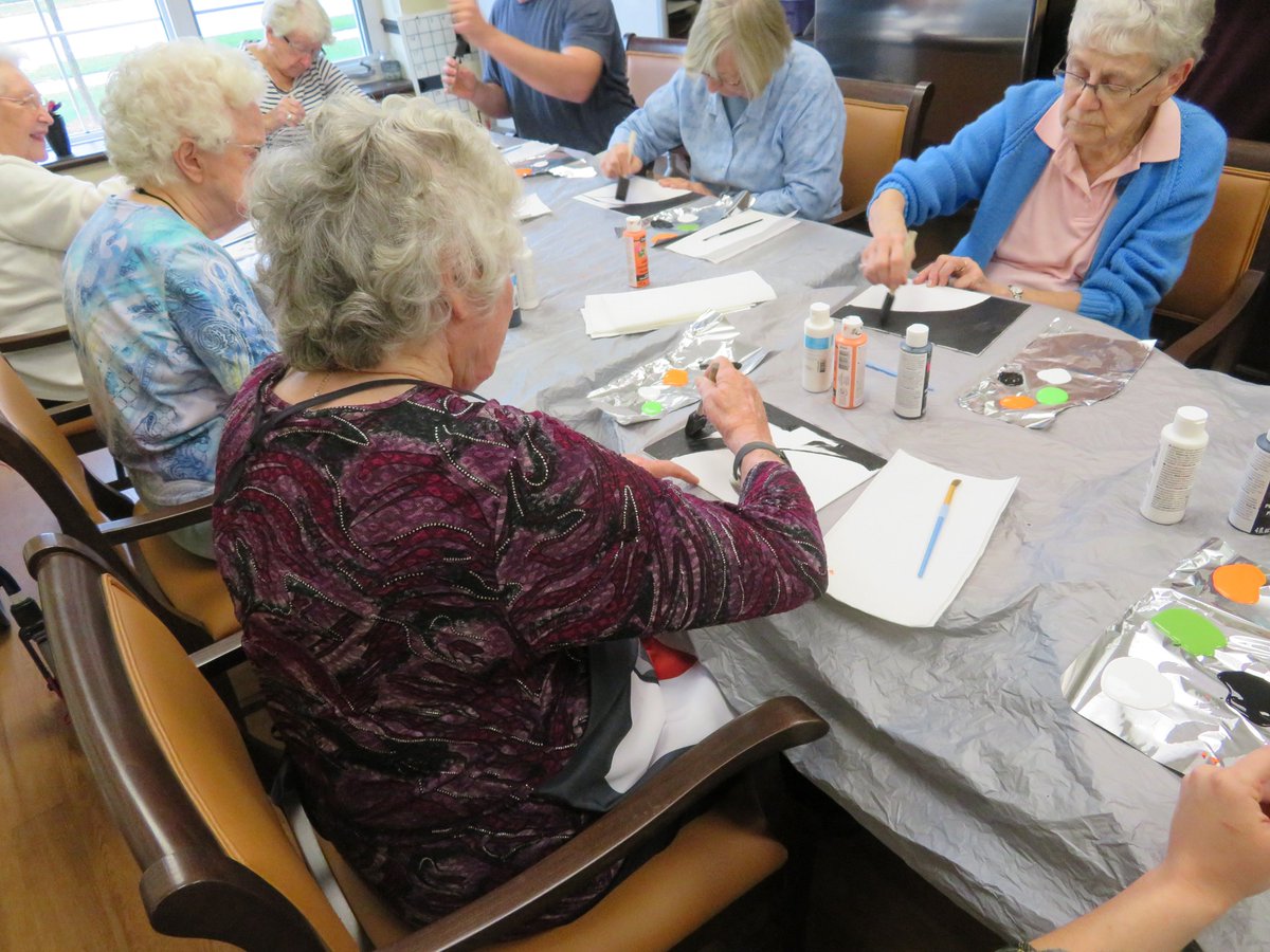Jarlette's tweet photo. Last week, #LeacockRetirementLodge Residents and #ArtTherapist, Sarah, got into the #Fall spirit! Joined by two Recreation Therpay #Volunteers from @georgiancollege, the group created outstanding work with Sarah's amazing techniques and direction! https://t.co/Jy1kKif1YY