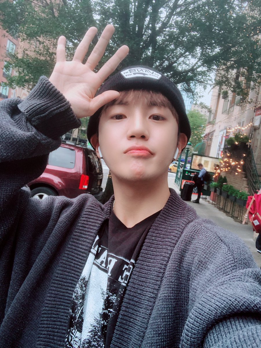 official_ACE7's tweet photo. [#에이스_동훈]
마지막 날 아침 산책🚶🏼‍♂️🌸
뉴옥 안녀엉~💋 https://t.co/TxwoVUtkdW