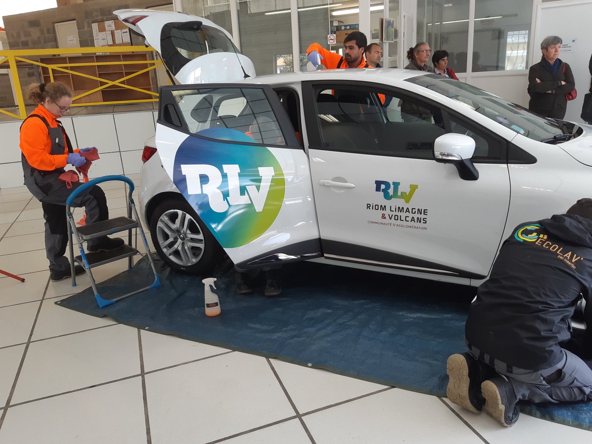 RLV_agglo's tweet photo. Inauguration en cours du chantier Ecolav' par #Inserfac soutenu par @RLV_agglo, le @Departement63, l'Etat et la Région @auvergnerhalpes. 
Un service de nettoyage de voitures pour les entreprises et les particuliers ! https://t.co/I2gilhhE2e