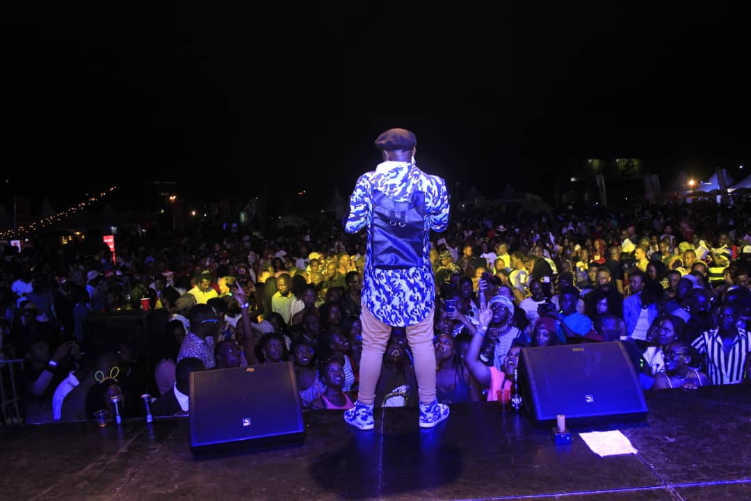 IslahBaner's tweet photo. According to what you saw last night at @BlanketsNWineUG when king @YkeeBenda shat down  #LugogoCricketOval their is know debate over him being the super talent uganda has ever  been blessed with .UG has only one qualified artist towakana 😂😂😂😂 https://t.co/tgRkD8xFn9