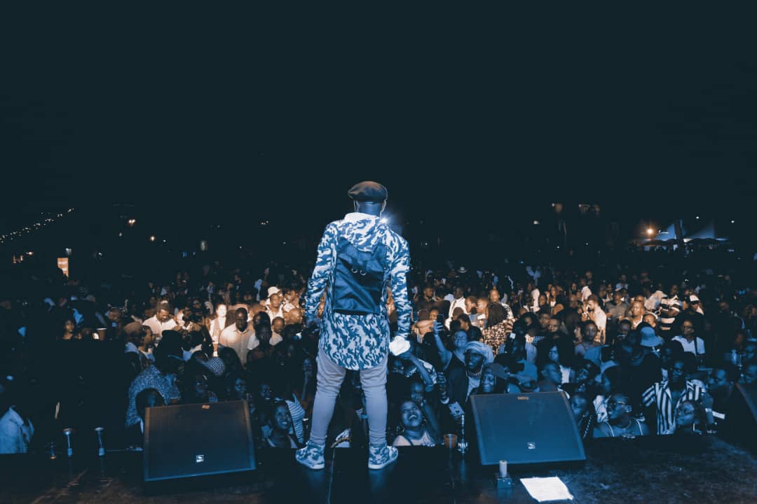 IslahBaner's tweet photo. According to what you saw last night at @BlanketsNWineUG when king @YkeeBenda shat down  #LugogoCricketOval their is know debate over him being the super talent uganda has ever  been blessed with .UG has only one qualified artist towakana 😂😂😂😂 https://t.co/tgRkD8xFn9