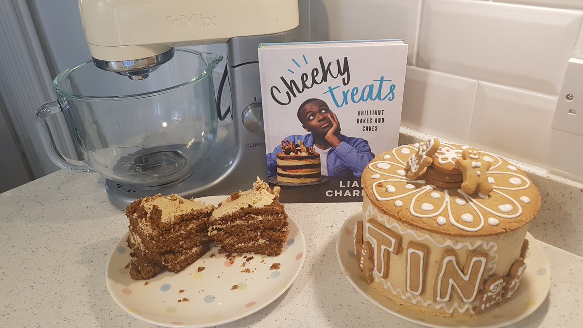 NHarrisonArt's tweet image. When the cake is so rich, moist and tasty you make a mini cake with the offcuts. Best gingercake recipe ever. This book is amazing 😍 @LiamcBakes #baking #GBBOTwitterBakeAlong #GingerCake #specaloos #MondayMotivation #TasteItToBelieveIt #perfection