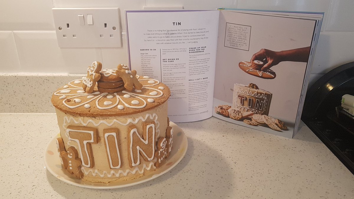 NHarrisonArt's tweet image. When the cake is so rich, moist and tasty you make a mini cake with the offcuts. Best gingercake recipe ever. This book is amazing 😍 @LiamcBakes #baking #GBBOTwitterBakeAlong #GingerCake #specaloos #MondayMotivation #TasteItToBelieveIt #perfection