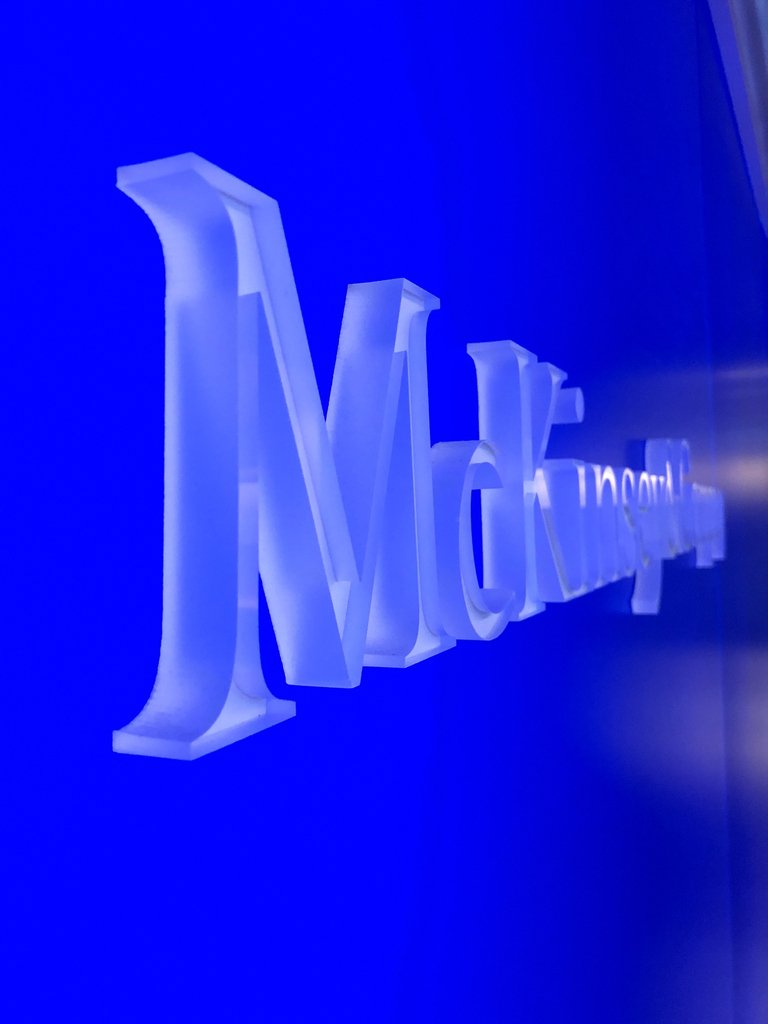 ForcadeAssoc's tweet photo. Monday morning blues have never looked so good
.
.
.
#signage #wayfinding #branding #teamforcade #graphicdesign #industrialdesign #typeography #chicago #streetsofchicago #explorechicago #instachicago #egd #brandedgraphics #blue https://t.co/iprFSRd2L2