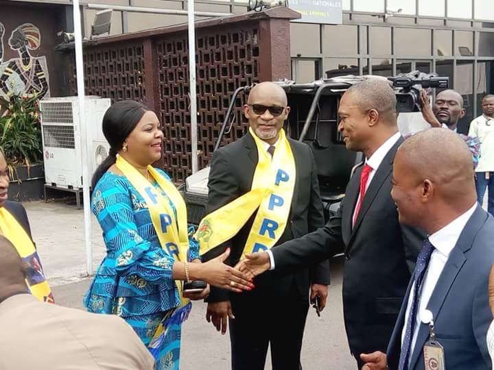 TimesofCongo1's tweet photo. 🇨🇩 #RDC : Emmanuel Ramazani Shadary de retour à Kinshasa ce lundi 01 octobre après une semaine passée à l'extérieur du pays. Plusieurs militants, membres des partis du Front commun pour le Congo lui ont réservé un accueil chaleureux à l'aéroport international de Ndjili. https://t.co/uvIYAgVJ3j