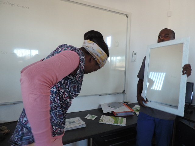 MokoenaMemory's tweet photo. @HuntDLC1 #BridgingAcademy students looking into a mirror and say 5 things they like about themselves #mentorship @allychayimeni @mkasi_phumlo https://t.co/GESBBMY2F1