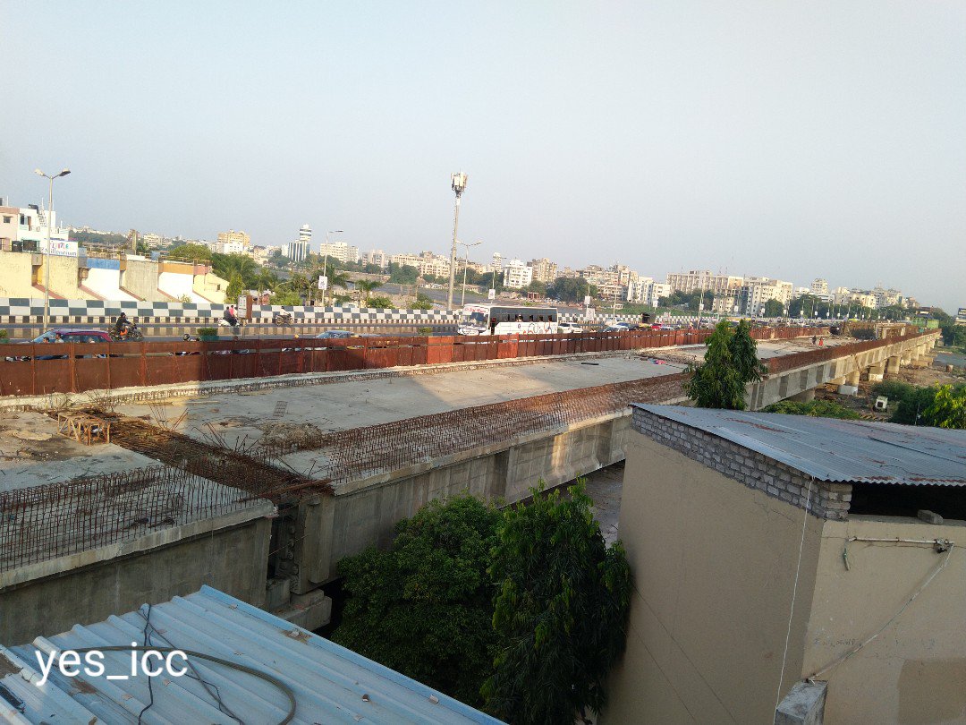 DevelopedSurat's tweet photo. #Construction_Work to #Add_2_More_Lane on #Sardar_Bridge

#AthwaGate to #Gujarat_Gas_Circle on #RiverTapi 

#સરદાર_બ્રિજ પર #નવી_બે_લેનનો_ઉમેરો થવાથી , #8_લેનનો_બની_જશે

https://t.co/22Y8NfejNb

#Surat #Gujarat #yes_icc Clicked by #FenilThakkar #Adajan #RanderZone @OurSMC https://t.co/fljxLvujSO