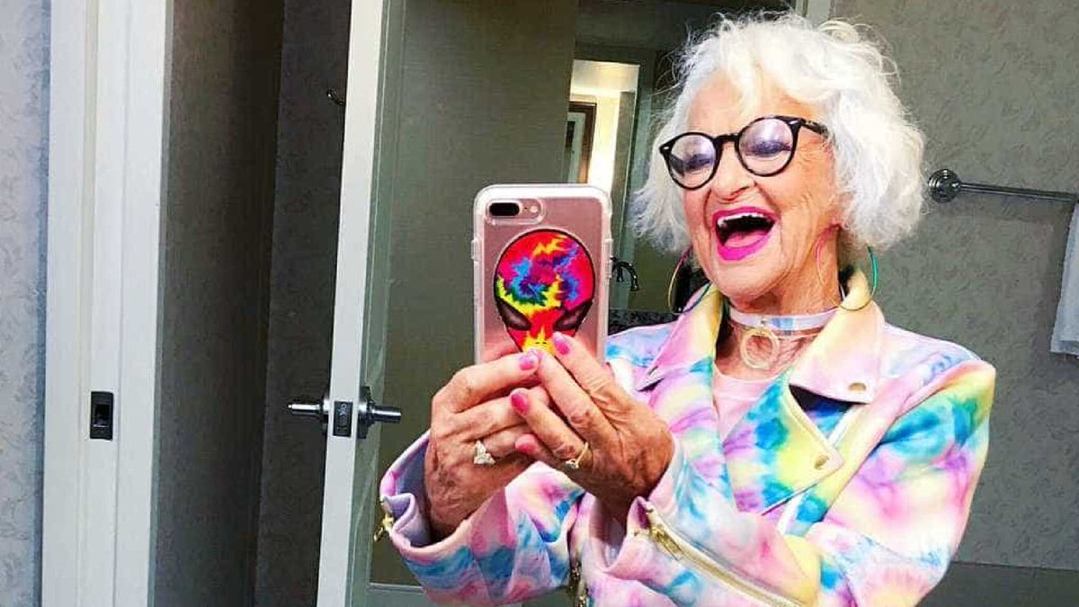 бадди винкл. приколы телефона бабушки. мобильник для бабушки. бабушка со смартфоном. приколы телефона бабушки.