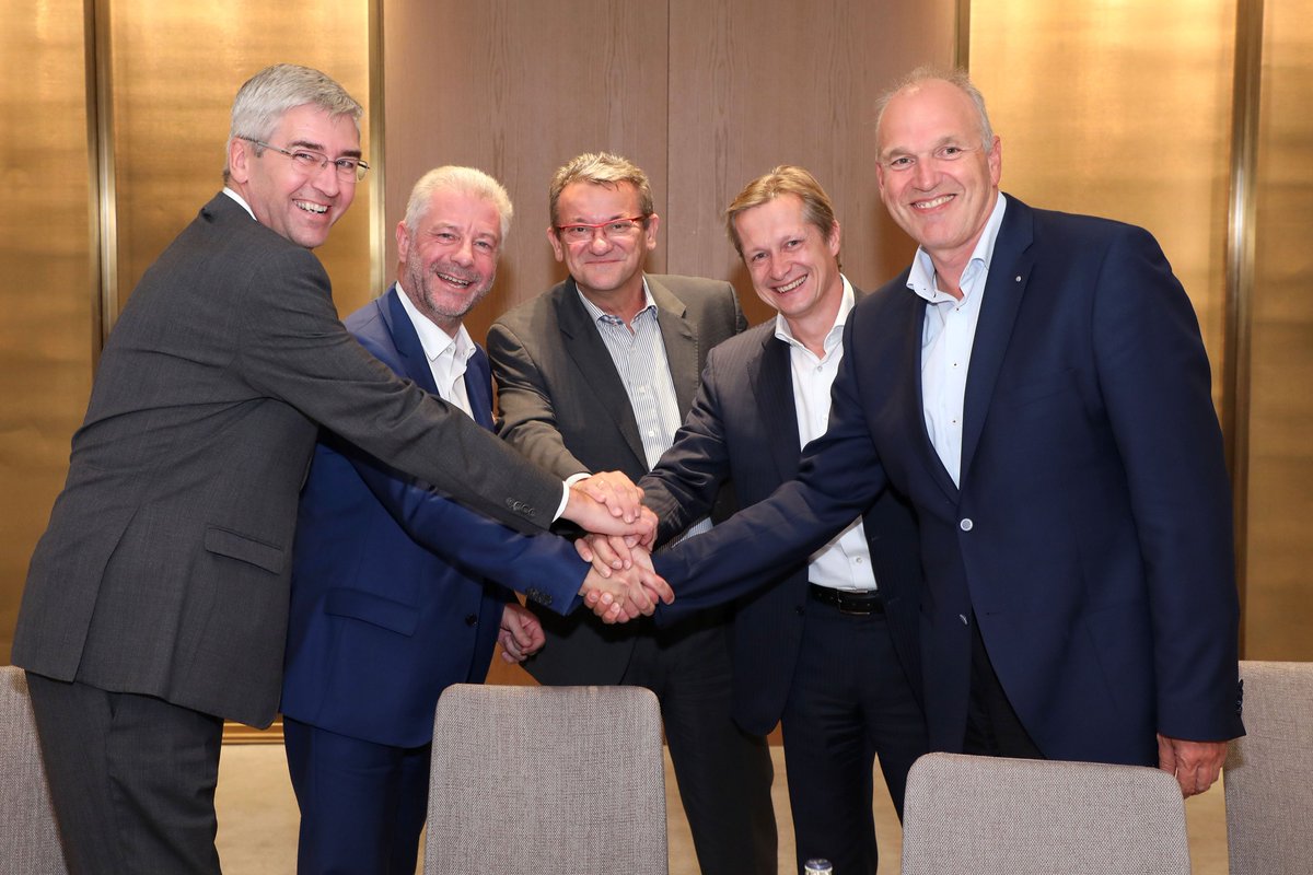 .<a href="/vwbelgie/">Volkswagen België</a> <a href="/vwbelgique/">Volkswagen Belgique</a>: : Thx  for coming to Wolfsburg to sign the new #VW importer contracts!
What opportunities and challenges for #emobility do you see in your market? #FutureSales #WeMakeTheFutureReal (1/2) /JS
