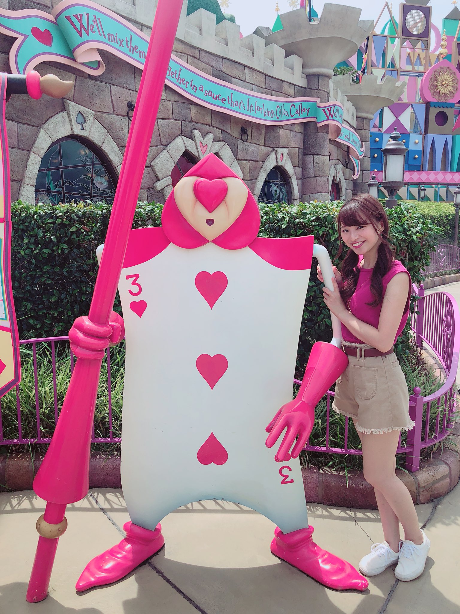 関口 華恵 はな Auf Twitter 今日はちょっと暑いくらい 良い天気だったね ディズニー行きたくなるな アリス大好きなの トランプの兵隊さんとパシャリ 私が小さく見える 笑 東京ディズニーランド 35周年 不思議の国のアリス 大好き