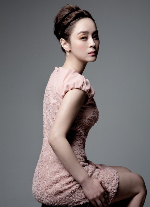 47. 우희진 아까 제가 헬레나 본햄 카터 적은 것 같은데 우희진씨 좀 헬레나 느낌 아닌가요... 옛날 얼굴이 하나도 안 변하고 그대로라는 것도 너무...