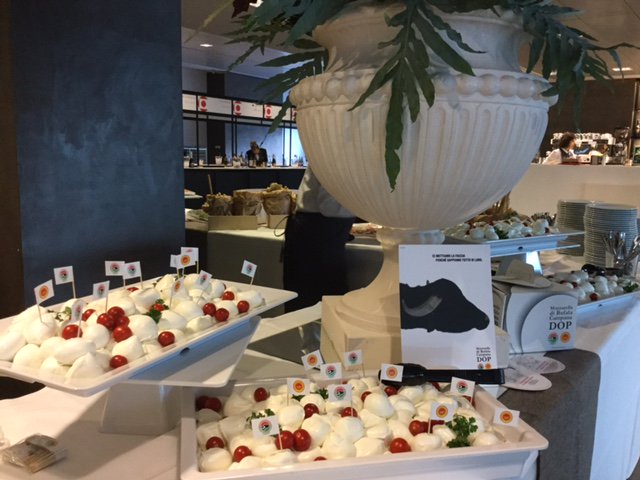 mozzarella_dop's tweet photo. La #Mozzarella di Bufala Campana Dop con i migliori #ristoranti e vini d'Italia a #Firenze per la presentazione della nuova edizione delle #GuideEspresso Una giornata d'autore! 😋👏👏👏#GE2019 https://t.co/CNAPgBsXQL