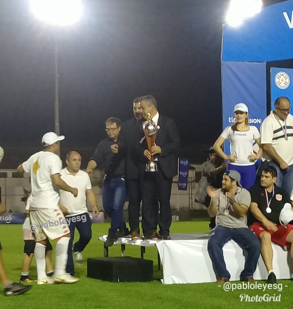 PABLOLEYESG's tweet photo. Actos de premiación y momento en que el capitán del #SportivoSanLorenzo Arnaldo Pereira @arpereiravera recibe el trofeo de vicecampeón de la #Intermedia2018 y boleto a la primera división para el 2019 https://t.co/JOSF3CUC5h