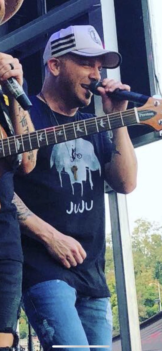 TheNotoriousGPB's tweet photo. Even though he’s a good ole Maryland boy (like myself) and Ravens fan (not like myself) it was nice to see Chris from @LOCASHmusic supporting a local Pittsburgh business like @SteelCityBrand with their @TeamJuJu shirt last night. #DGBTT https://t.co/pi4g8u0VS3