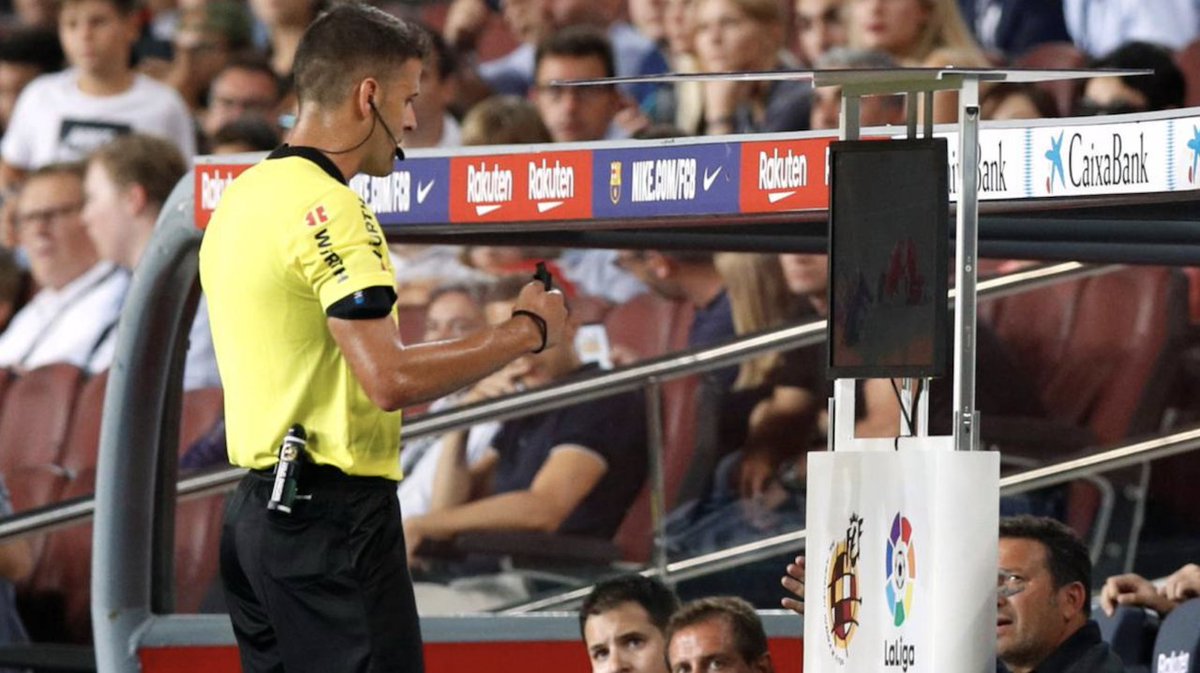 elmundotoday's tweet photo. La LFP anuncia que la próxima temporada el VAR también se aplicará al Real Madrid https://t.co/Pp2LP14lFu https://t.co/FzYbd6ywr6