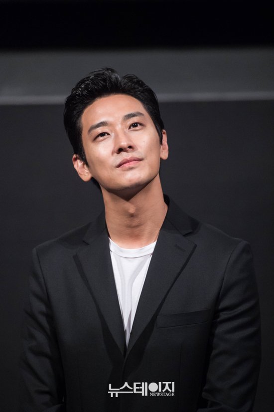 47. 우희진 아까 제가 헬레나 본햄 카터 적은 것 같은데 우희진씨 좀 헬레나 느낌 아닌가요... 옛날 얼굴이 하나도 안 변하고 그대로라는 것도 너무...