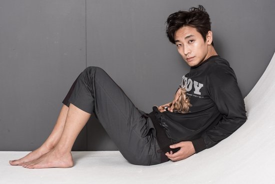 47. 우희진 아까 제가 헬레나 본햄 카터 적은 것 같은데 우희진씨 좀 헬레나 느낌 아닌가요... 옛날 얼굴이 하나도 안 변하고 그대로라는 것도 너무...