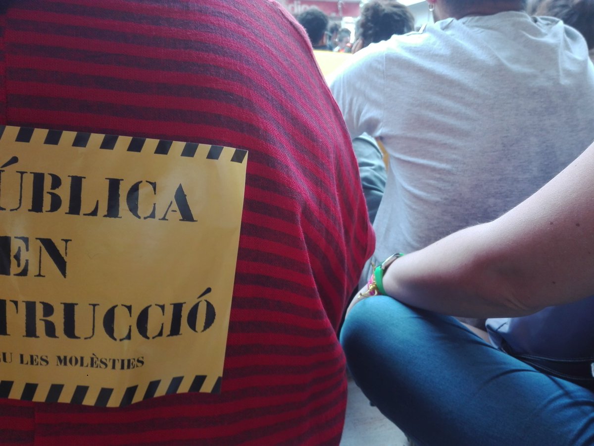 CDR_LaMarina's tweet photo. Després d'un intens matí amb accions contra l'#Ibex35, a la tarda continua la lluita per reivindicar el mandat de l'#1O juntament amb la #Plataforma1Oct
⏰ 18.30 h
📍Pça. Catalunya (davant antiga Telefònica) https://t.co/zk6oGDMEYP
