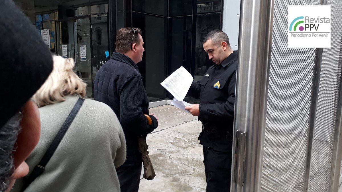RevistaPPV's tweet photo. ((AHORA))
Despidos en #Enacom.
Avisa la policía.
Son 35 trabajadores/as de 140. Suman a más de 700 en casi 3 años.

Aumenta la falta de control, avanza la fusión de #Cablevision - #Telecom y aun no se sabe qué se gastó #Giudici más de 500 M $
#SinMediosComunitariosNoHayDemocracia https://t.co/xQddItermL