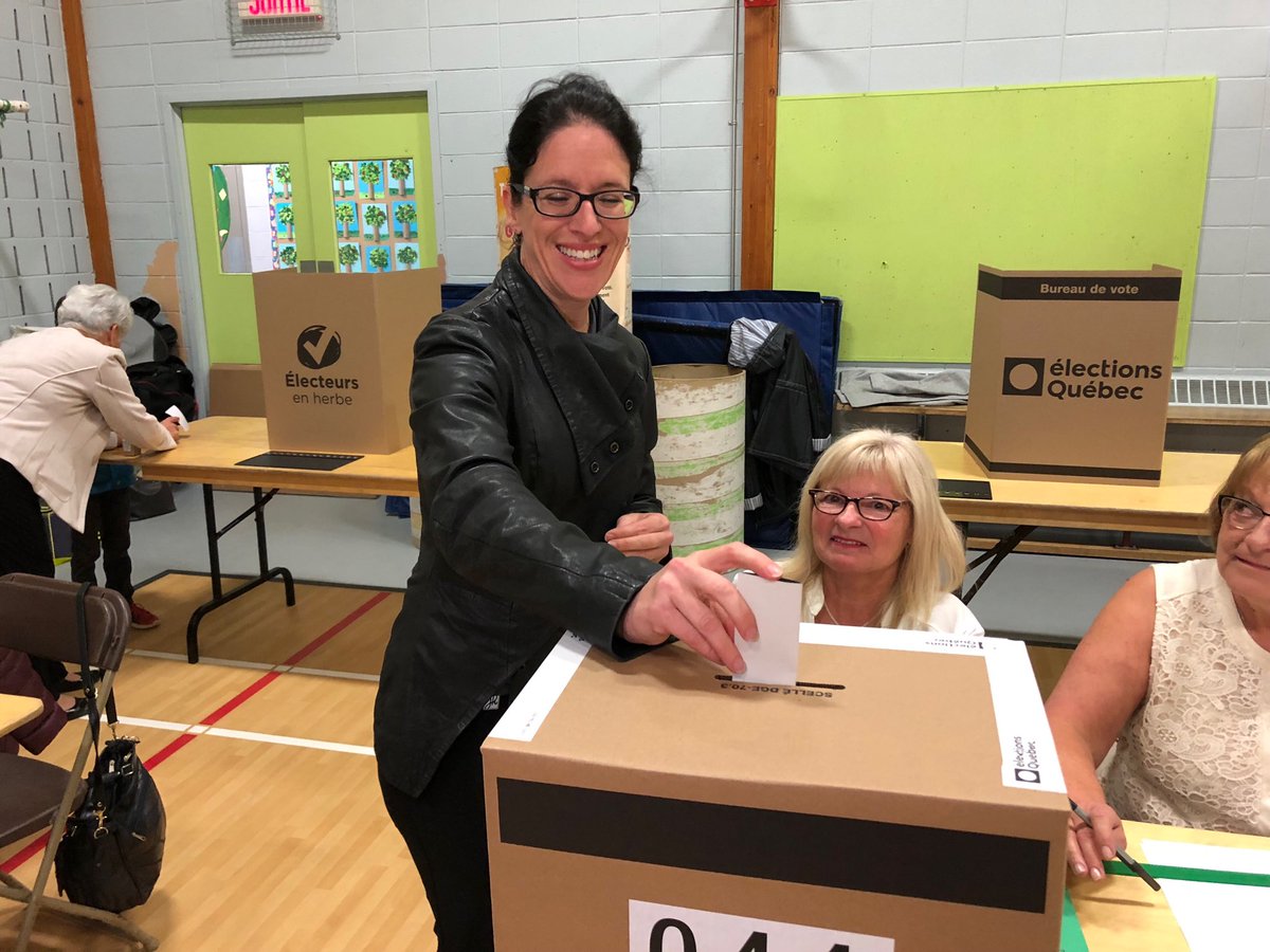 Pierre_Marceau's tweet photo. Sonia Lebel vote dans Champlain #rcma #Elections2018 https://t.co/lVjyz8ppTQ
