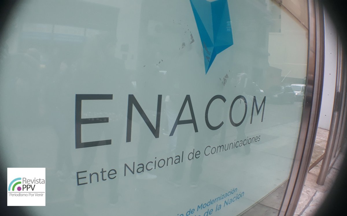 RevistaPPV's tweet photo. ((AHORA))
Despidos en #Enacom.
Avisa la policía.
Son 35 trabajadores/as de 140. Suman a más de 700 en casi 3 años.

Aumenta la falta de control, avanza la fusión de #Cablevision - #Telecom y aun no se sabe qué se gastó #Giudici más de 500 M $
#SinMediosComunitariosNoHayDemocracia https://t.co/xQddItermL