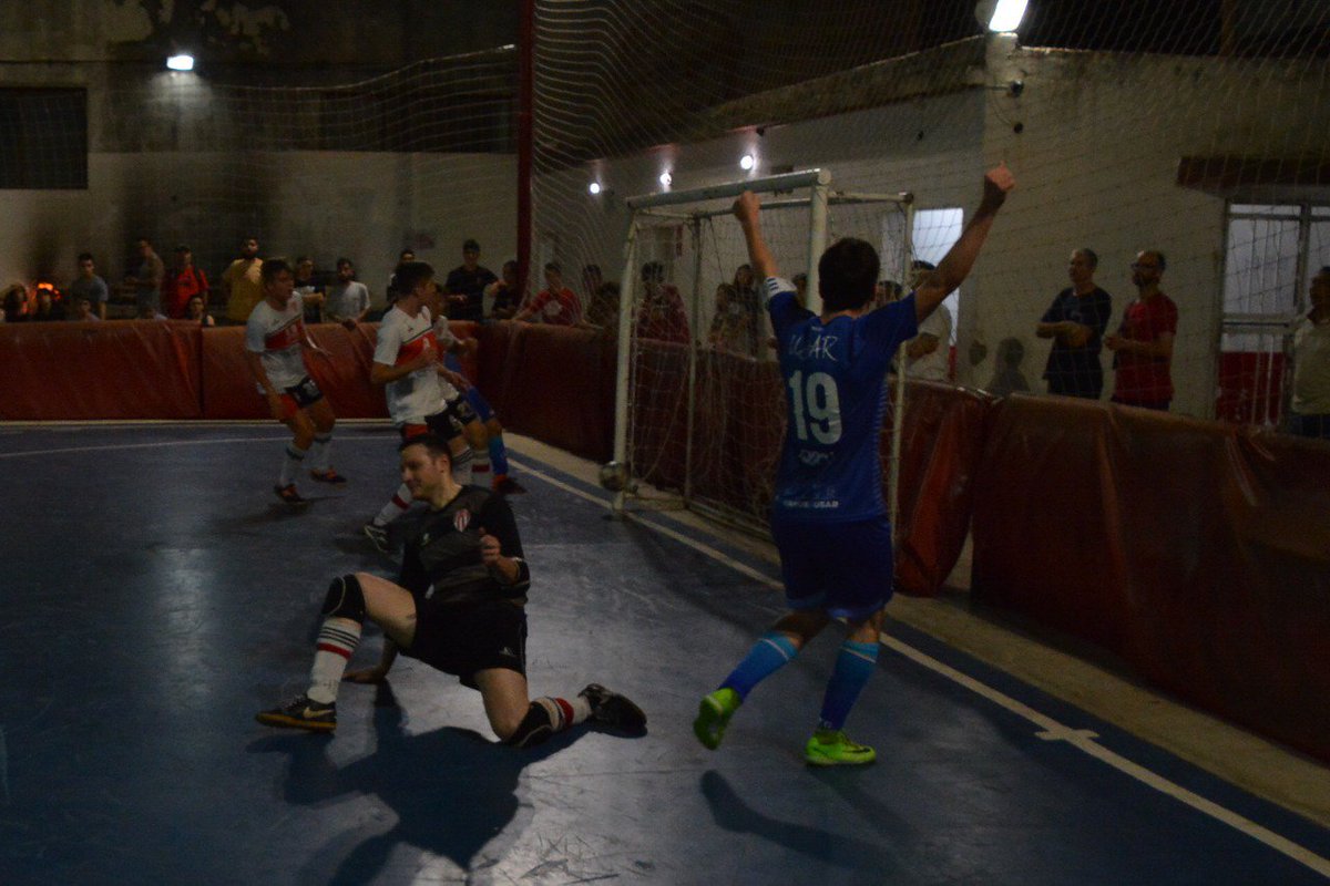 RosarioDeportes's tweet photo. #FutsalARF Una nueva victoria de @USARfutsal lo posiciona como líder absoluto a 5 fechas del final. Lo siguen @FutsalCRR, @JCR_futsal y @FutsalCarc. En el fondo, @FutsalLuchaOk sacó una luz de ventaja sobre @cahorizonte. https://t.co/xriq3AFkHe