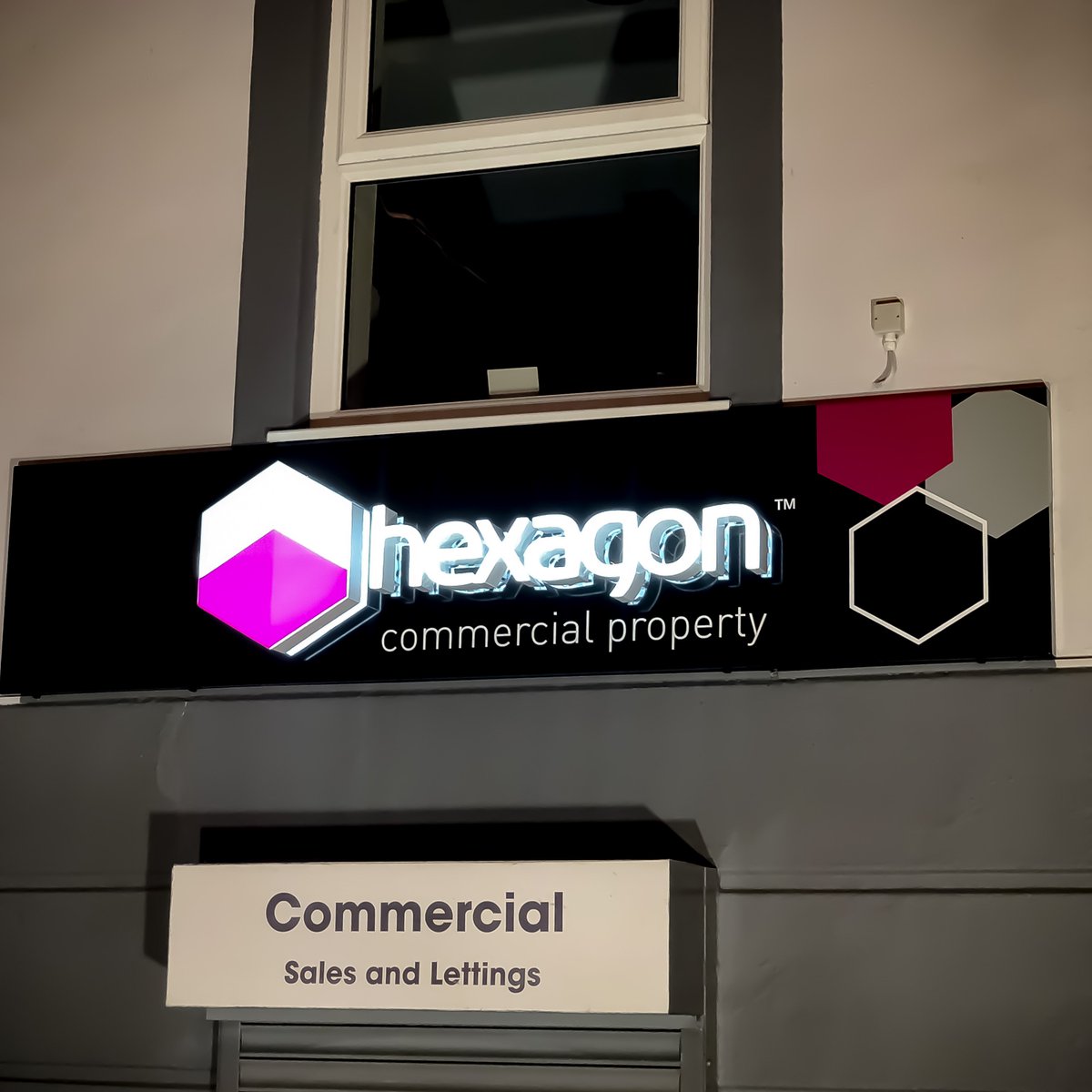 SmashSigns's tweet photo. From finish to complete install. Pleasure working with the guys at Hexagon.
#sign #business #design #signs #streetsign #building #instagood #advertising #light #marketing #signage #builtupsign #sloans #metamark #vinyl #led #ledmodule #module @Metamarkuk @SloanLED https://t.co/VfF4V7kznA