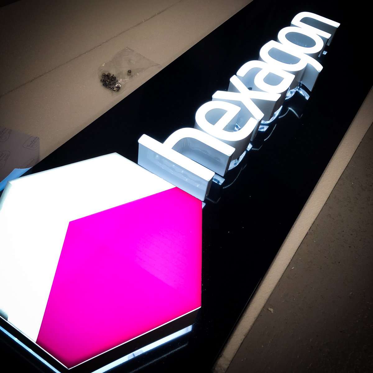 SmashSigns's tweet photo. From finish to complete install. Pleasure working with the guys at Hexagon.
#sign #business #design #signs #streetsign #building #instagood #advertising #light #marketing #signage #builtupsign #sloans #metamark #vinyl #led #ledmodule #module @Metamarkuk @SloanLED https://t.co/VfF4V7kznA