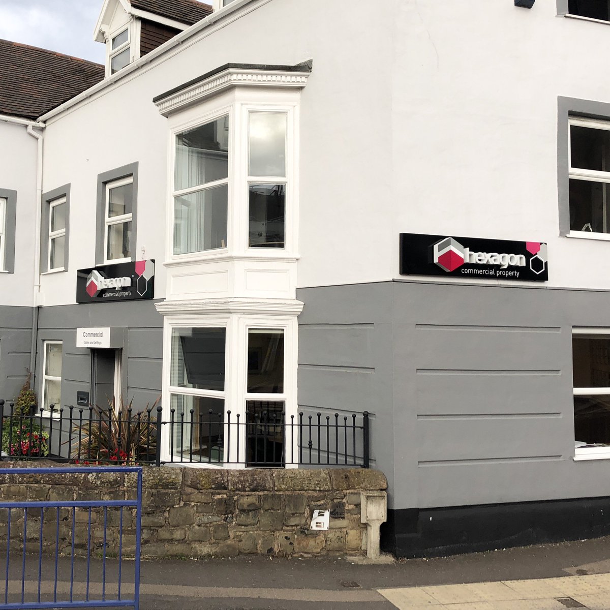 SmashSigns's tweet photo. From finish to complete install. Pleasure working with the guys at Hexagon.
#sign #business #design #signs #streetsign #building #instagood #advertising #light #marketing #signage #builtupsign #sloans #metamark #vinyl #led #ledmodule #module @Metamarkuk @SloanLED https://t.co/VfF4V7kznA