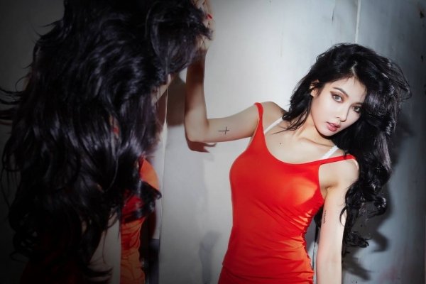 47. 우희진 아까 제가 헬레나 본햄 카터 적은 것 같은데 우희진씨 좀 헬레나 느낌 아닌가요... 옛날 얼굴이 하나도 안 변하고 그대로라는 것도 너무...