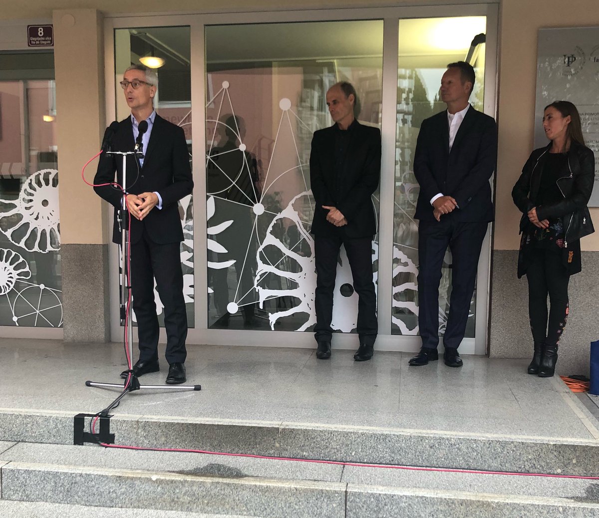 mizm_rs's tweet photo. Minister @JernejPikalo je ob odprtju prenovljenih prostorov #UPFAMNIT na Glagoljaški ulici 8 v Kopru poudaril, da gre zahvala predvsem prejšnji ministrici @MajaMakovec in njeni ekipi. “Naloga države je zagotavljati ustrezne pogoje za dobro delovanje visokega šolstva,” je dodal. https://t.co/96gMO0cKrs