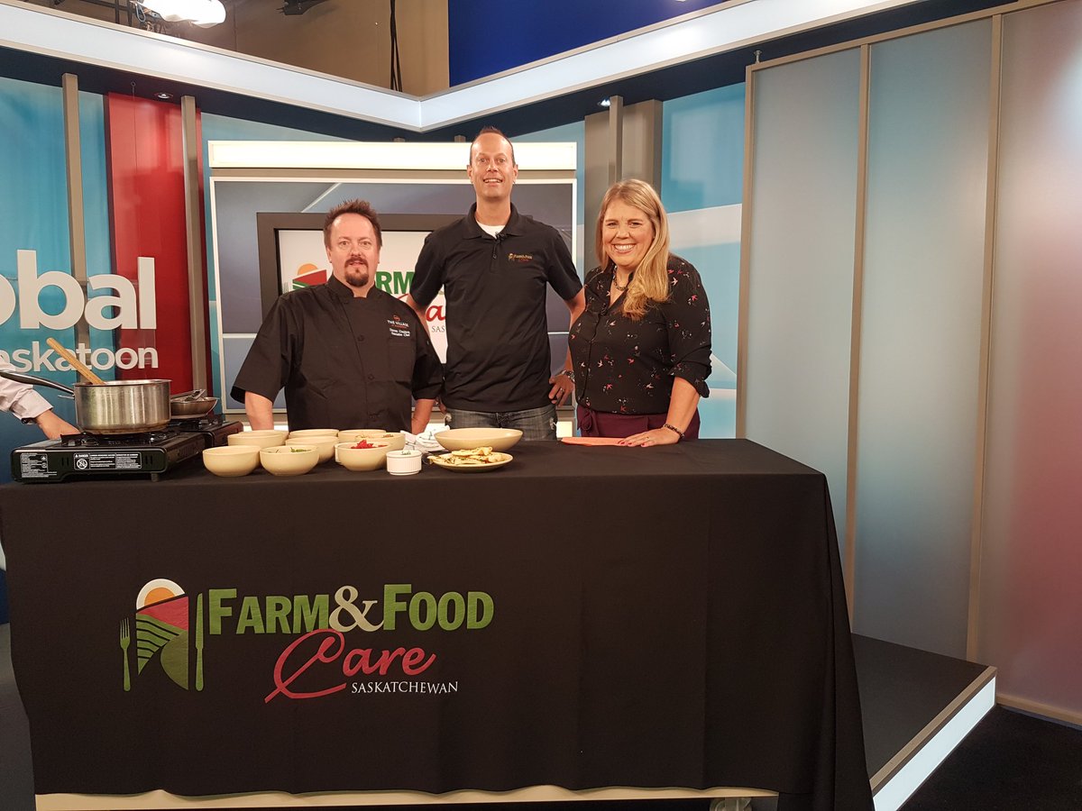 FarmFoodCareSK's tweet image. Excellent start to #AgMonth18 with @GlobalSaskatoon, @FionaOdlum, @cgmonch and @craddy1971 cooking up some lentils, chickpeas and chicken, plus talking about food and farming! #OurFoodHasAStory