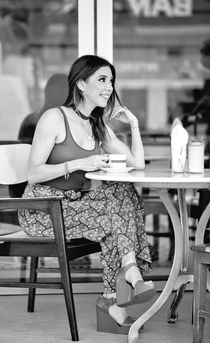 TamaraVargasOf's tweet image. 😱 hoy es el día mundial del café!!! Brindemos con una rica taza...mándenme sus fotos con ese delicioso elixir!! ☕️☕️🖤