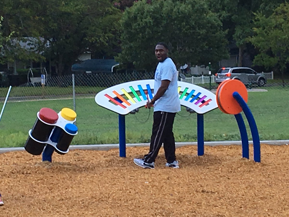 SaraASchnelle's tweet photo. @UWWMC Way HOW day #HOWday18 Volunteers at Kendrick park included Connally HS Skills USA, Caterpillar, &amp; Wells Fargo. https://t.co/OJrRVt4prT