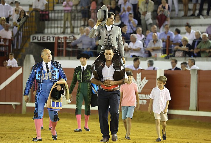 Puerta grande para Diego Ventura tras cortar dos orejas en Pozoblanco
elartedelrejoneo.com/puerta-grande-…
<a href="/DiegoVentura82/">Diego Ventura</a> <a href="/Andy_Cartagena/">Andy Cartagena</a> <a href="/oscarmotam/">Óscar Mota</a> <a href="/CaidoySoledad/">Caído y Soledad S.L.</a>