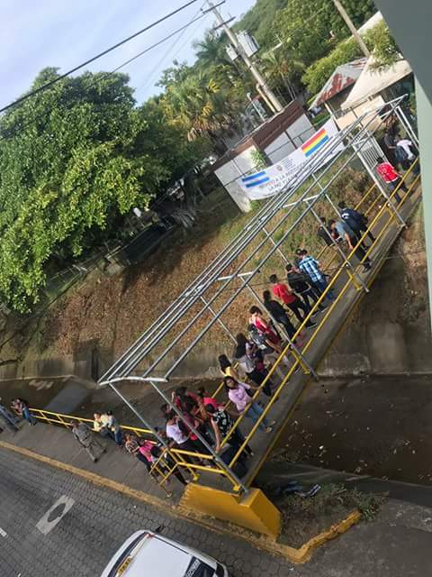 FreelanceNic's tweet photo. UNAN-Managua lleno total.
"Centenares de miles" de Universitarios regresan a sus respectivas aulas de clases para continuar las jornadas educativas y tratar de "salvar" en mes y medio(+0—) el semestre.
Foto cortesía d #HailMUN
#SOSNicaragua #GritoporNicaragua
#SOSNicaraguaGlobal https://t.co/rrmPZ55gPQ