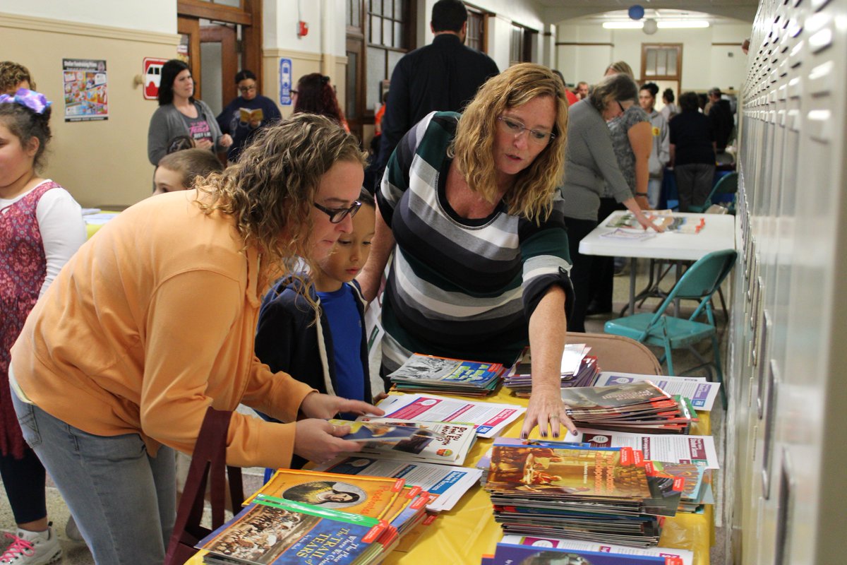 gobluestreaks's tweet photo. Check out these photos from Ontario Elementary's Reading Night last week! #GoStreaks ⚡ https://t.co/PIi8jvhpIV