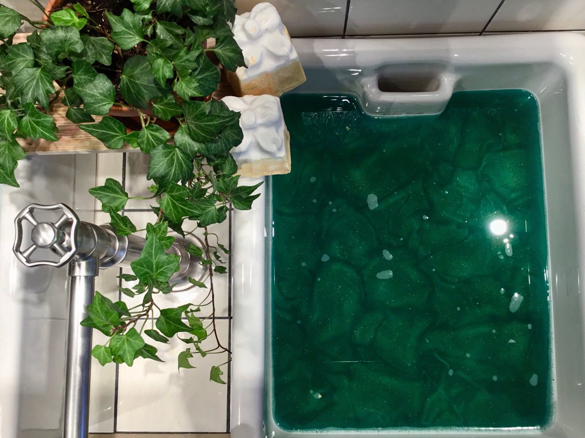 Qui n’a jamais rêvé de prendre un bain aux couleurs hypnotisantes ? Laissez Golden Wonder vous plonger dans un bain aux senteurs d’orange douce 🍊, de citron vert  et de cognac, pour un bain inoubliable .. 💚
#goldenwonder #hypnotic #lushcosmetics