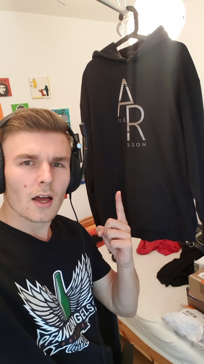 MaxAdlersson's tweet image. WER DIESES UNIKAT VON HOODIE GEWINNEN MÖCHTE, EINFACH DIESES BILD RETWEETEN 

AUFLÖSUNG 20 UHR IM STREAM