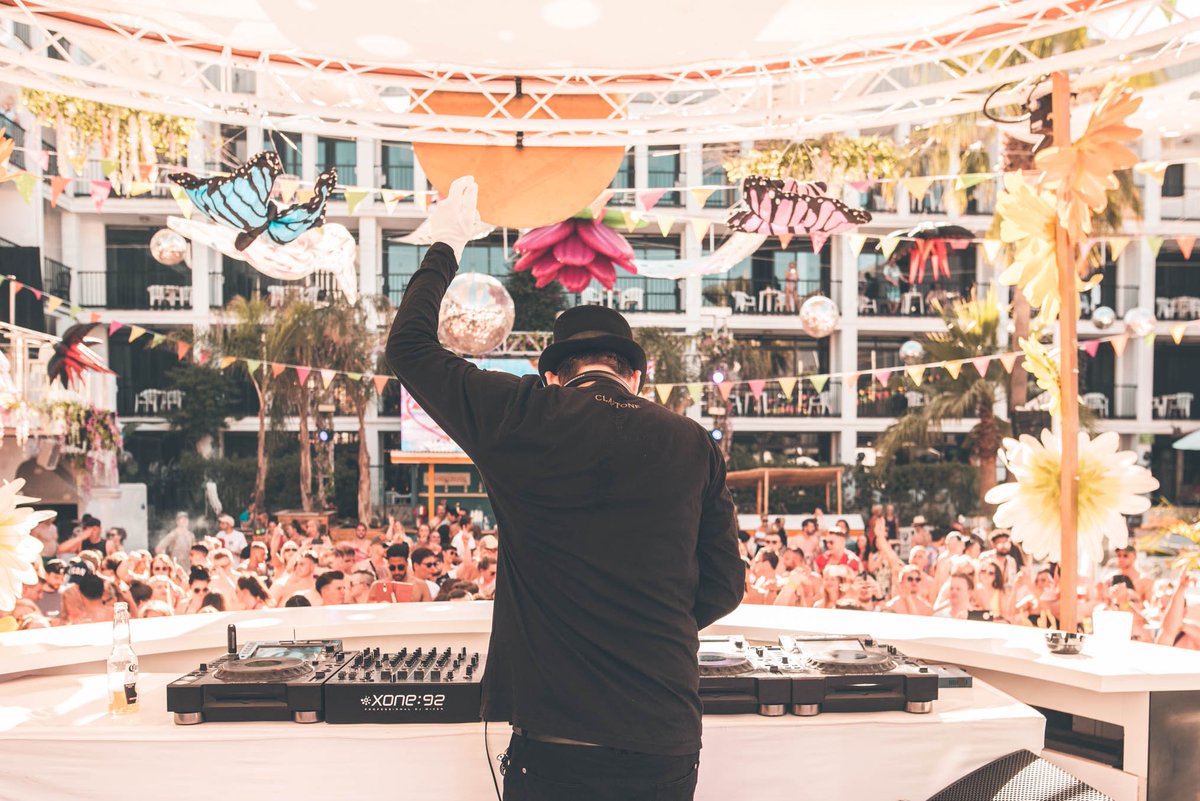 ibizarocks's tweet photo. That time when the masked genius @Claptone_ joined us at the home of the pool party for @CuckooLandIbiza ✨✨
Can we just rewind summer please? #rocks2018 https://t.co/woMPR5wqhJ