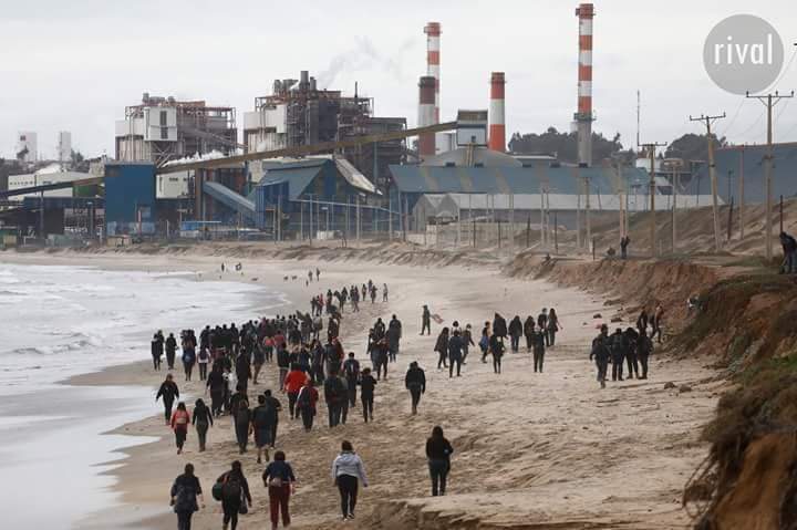 prensaopal's tweet photo. A propósito de la juerga y algarabía patriótica...
Para los que hoy celebran "su mar"...
Así reprime y dispara la "Armada Chilena" y Carabineros a los "compatriotas" que defienden su derecho a la vida en la "Playa" de Quintero.
#ElMarEsDeSieteFamilias
#LaHaya https://t.co/FfPEfbng7L