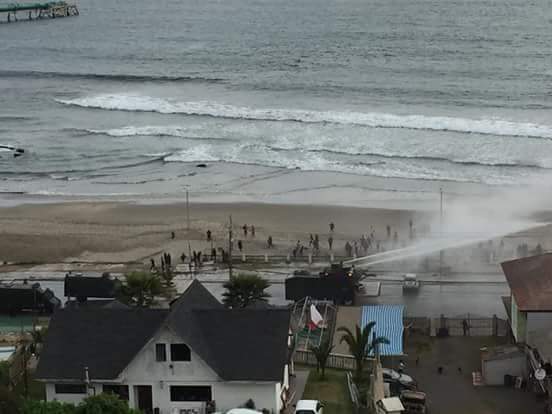 prensaopal's tweet photo. A propósito de la juerga y algarabía patriótica...
Para los que hoy celebran "su mar"...
Así reprime y dispara la "Armada Chilena" y Carabineros a los "compatriotas" que defienden su derecho a la vida en la "Playa" de Quintero.
#ElMarEsDeSieteFamilias
#LaHaya https://t.co/FfPEfbng7L
